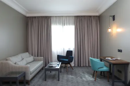 Fiesta Royale Hotel Отели рядом с достопримечательностью «BHL»