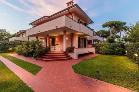 Regina Beach Villa, by the Beach in Marina di Pietrasanta