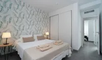 Sur Suites la Dorada, Centricos Soleados a Pocos Metros de la Playa y Con Parking Opcional - 3 ดาว