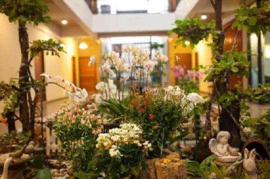 Euanjitt Chill House Hotels near Wat Thung Setthi