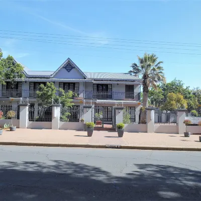 Oakwood Lodge Hotels near Kotze Kunsgalery