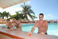 Bird Rock Beach Hotel - Uima-altaat