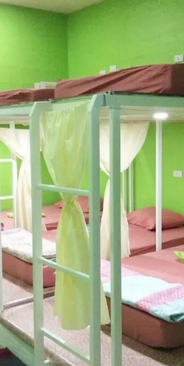 ห้องพักรวมหญิง 6 เตียง