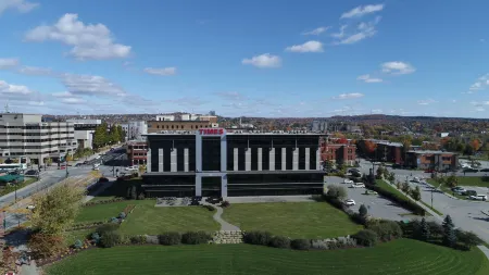 Grand Hotel Times Sherbrooke Отели в г. Шербрук