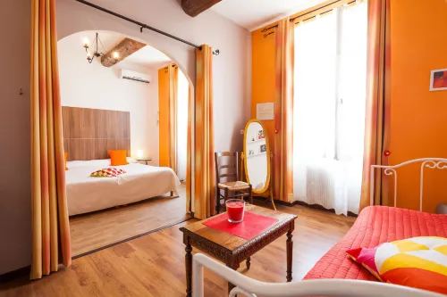 Logis Auberge de Tavel Hotels in Saint-Laurent-des-Arbres