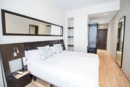 佩蒂特宮雷納廣場酒店 鄰近無助者聖母大教堂的酒店