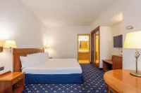 Hotel Ovest Hotel dekat Oratorio Casa del Giovane