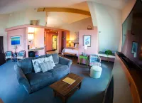 Blue Wave Inn Hotels in Ashland County