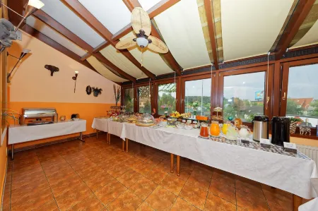 Hotel Max Inn Отели рядом со станцией Главная станция Братиславы