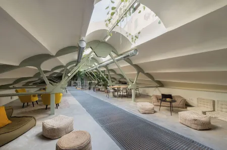 Ola Living Hostal Tetuan Отели рядом с достопримечательностью «Монастырь Энкарнасьон»