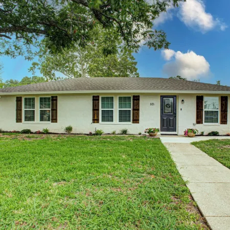 Casablanca Waco 5 Mins from Baylor and Magnolia with Hot Tub,Firepit, Pet Friendly