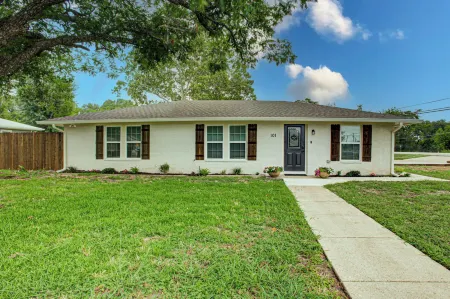 Casablanca Waco 5 Mins from Baylor and Magnolia with Hot Tub,Firepit, Pet Friendly