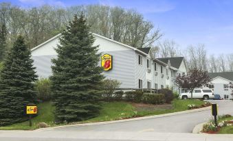 Super 8 by Wyndham Manistee