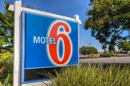 Motel 6 Vacaville, CA Отели рядом с достопримечательностью «Университет Калифорния, Дэвис»