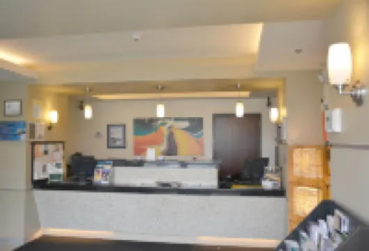 Days Inn & Suites by Wyndham Milwaukee