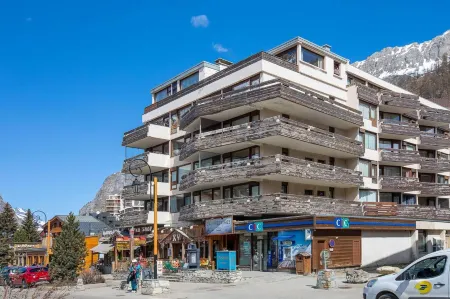 Résidence les Cîmes - Centre Val d'Isère Отели в г. Ланслевиллар