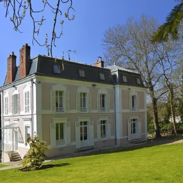 Maison Stella Cadente, Maison d'hôtes Artistique et Jardin à Provins