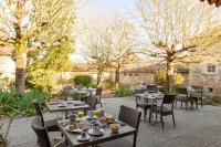 Château de Périgny, the Originals Relais Hotels in Vouille