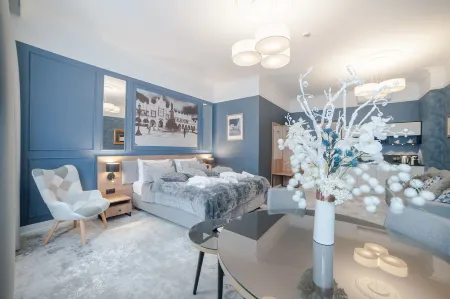 Vinfort Aparthotel Отели рядом с достопримечательностью «Adam Mickiewicz statue»