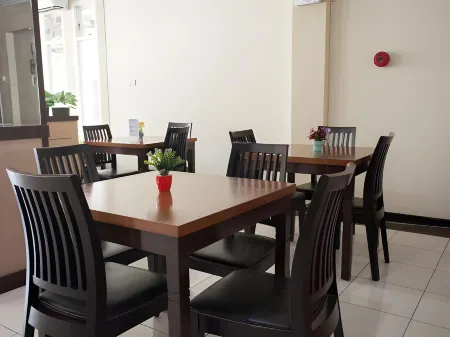 Urbanview Hotel de Kopen Malang by RedDoorz Отели в г. Blimbing