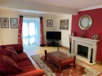 2-Bedroom Cottage with 2 Ensuites - Sleeps 6 Wifi ライのホテル