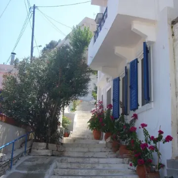 Alkistis Cozy by the Beach Apt. in Ikaria Island, Therma 1st Floor