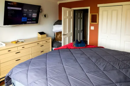 Perfect Dtwn 2 Bed Condo w Cali King Bed and Gym Отели рядом с достопримечательностью «Overtime Elite Arena (OTE)»