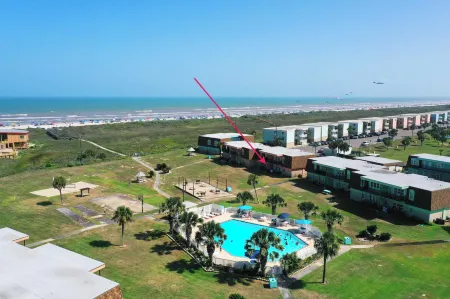 Port A Escape w Pools Patio Walk to Beach la Concha by AvantStay