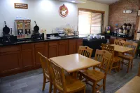 AmericInn by Wyndham West Burlington - breakfast