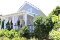 Jamestown Cozy Coastal Cottage in Town Near Beaches & Newport. Sleeps 6 Pets ok.