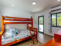 Ultramodern Townhome with an Inviting Coastal Design and Lush Outdoor Oasis with a Private Pool Hotels in Potrero
