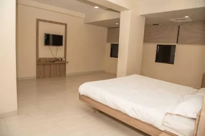 sunshine lodge Hotels near Poonawala Garden
