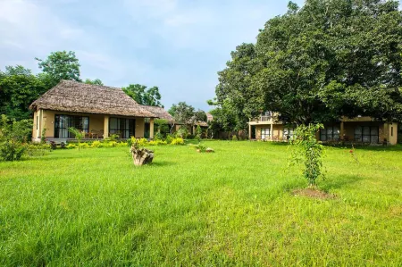 Into the Wild Eco Resort Отели рядом с достопримечательностью «Chitwan Jungle Safari»