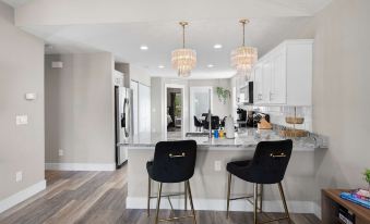 5 Minutes to Beach and Downtown Fire pit Grill