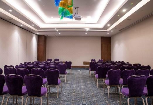 우라노스 이스탄불 토프카피의 멋진 실내 수영장 전경