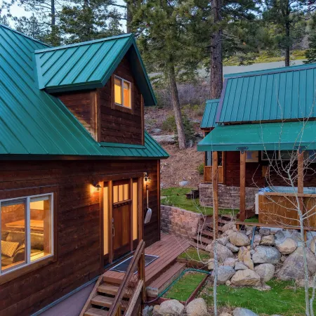 Denton by Avantstay Hot Tub, Deck w/ Fire Pit Near Skiing & Lake!