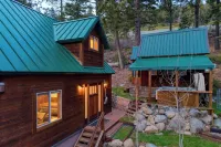 Denton by Avantstay Hot Tub, Deck w/ Fire Pit Near Skiing & Lake!