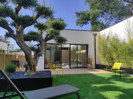 Appart hôtel & Spa la Villa du Port Отели рядом с достопримечательностью «Stade de la Rabine»