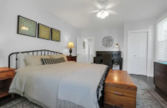 Huckleberry House - 2 Bedroom Apartment Fenced Backyard