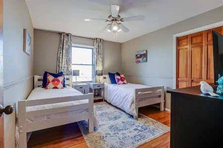 Charming level 3-BR,2Ba house in Johnson City with WiFi, AC, views, pet friendly