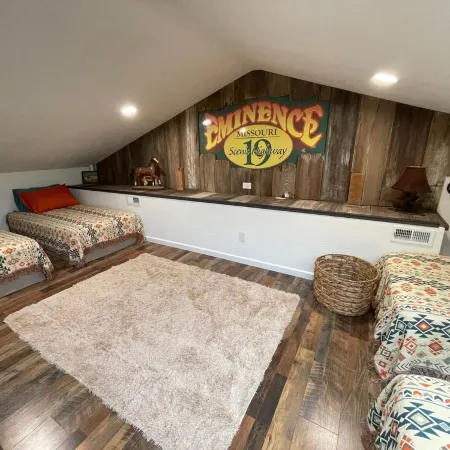 Barn by The Creek- Barn turned bnb in Eminence; sleeps 10
