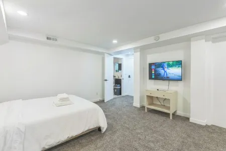 Charming 1-Bedroom House in Lovely Burien with  High Speed WiFi,