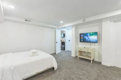 Charming 1-Bedroom House in Lovely Burien with  High Speed WiFi,