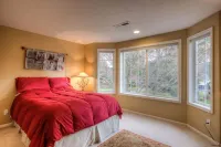 The River Retreat- 4 Bedroom Home on The Willamette River in Salem Oregon