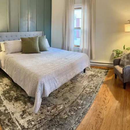 Stumble-In Guest House- Downtown Location