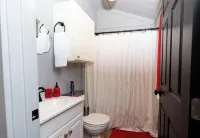 Cozy Cabin on the Creek with WiFi and AC in Delightful Belton