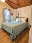 Lakefront Cabin - Hot Tub, Kayaks, Canoe, Pedal Boat, Fishing Dock- Pet Friendly - Hytter