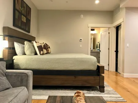 R and R Hideaway, A Cozy Lakeside Suite