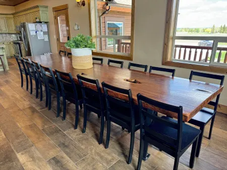 Mountain Shores Lodge - lake view - 35 miles to Yellowstone!