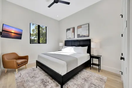 New Upscale Retreat Downtown Dunedin w/ Balcony! Sleeps 4 Отели в г. Данедин